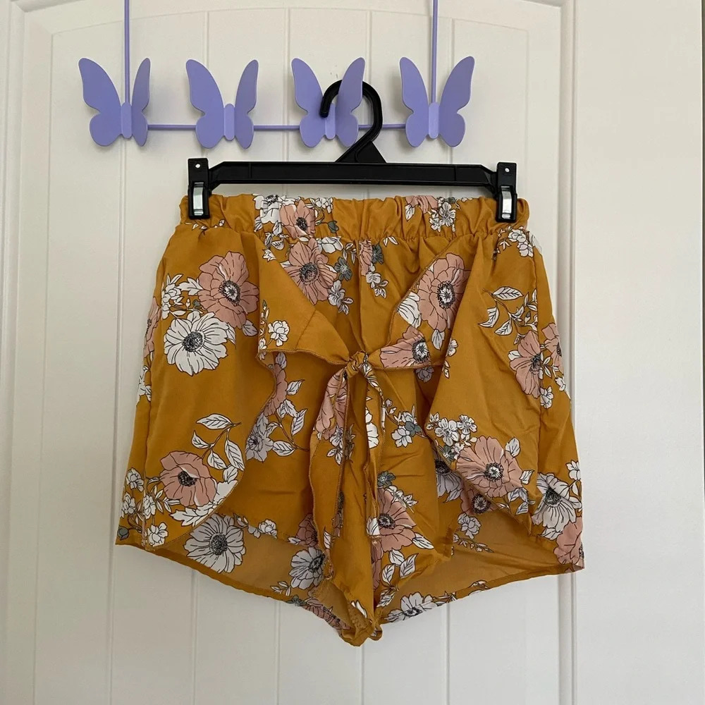 Charlotte Russe women’s floral pull on casual shorts — small